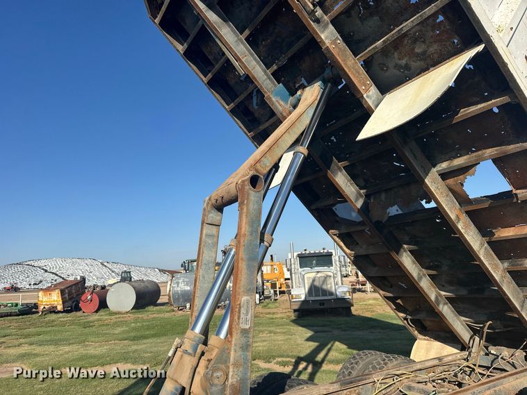 image for item DY3261 1995 Ford LTS9000 grain truck