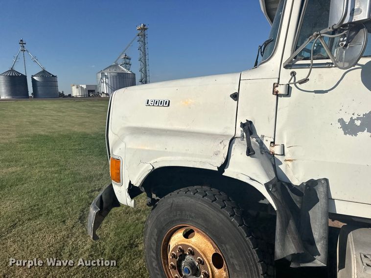 image for item DY3261 1995 Ford LTS9000 grain truck