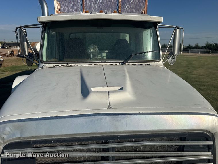 image for item DY3261 1995 Ford LTS9000 grain truck
