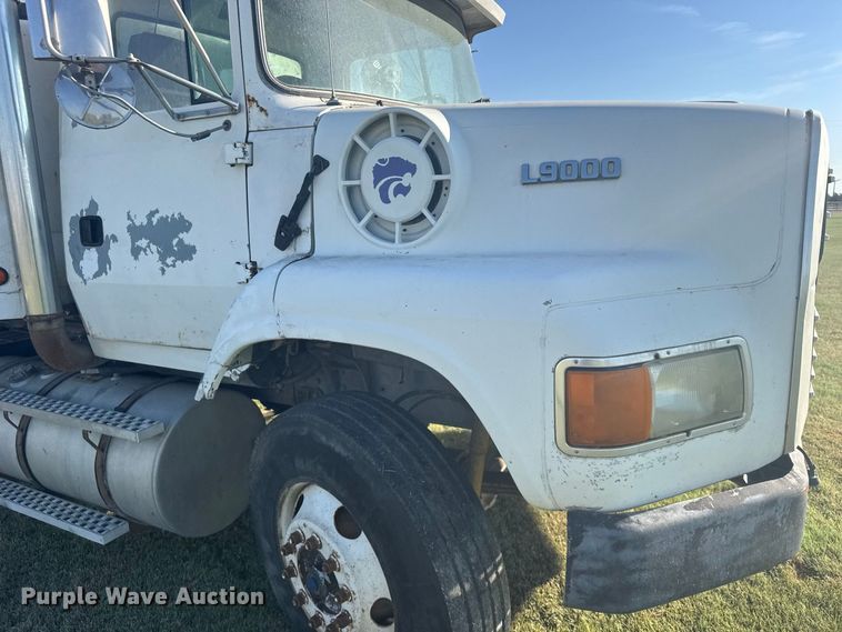 image for item DY3261 1995 Ford LTS9000 grain truck