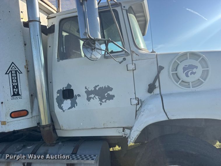 image for item DY3261 1995 Ford LTS9000 grain truck