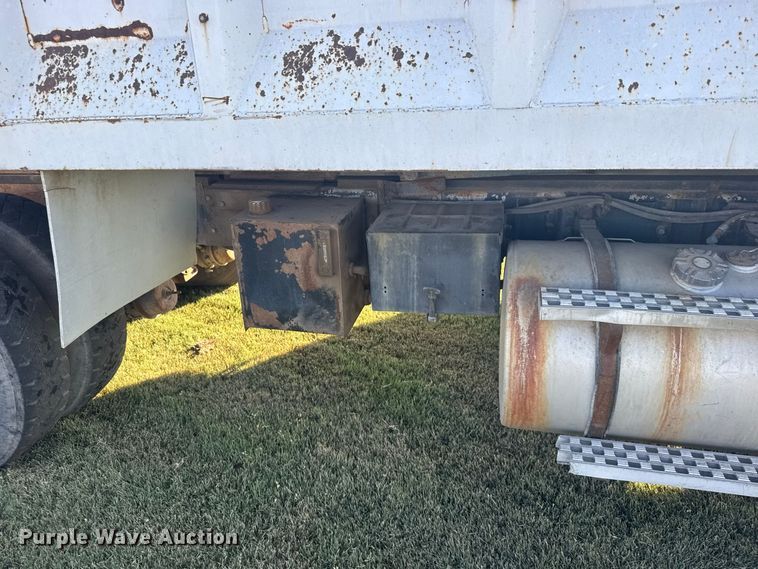 image for item DY3261 1995 Ford LTS9000 grain truck