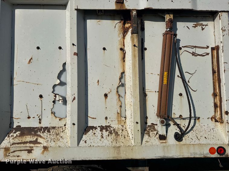 image for item DY3261 1995 Ford LTS9000 grain truck