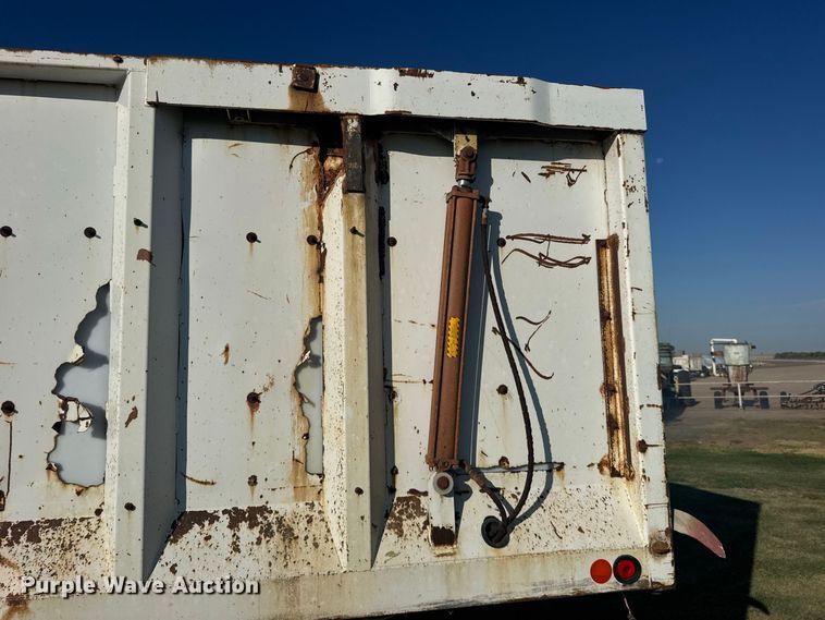 image for item DY3261 1995 Ford LTS9000 grain truck