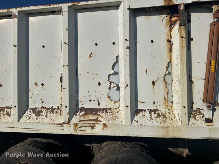 image for item DY3261 1995 Ford LTS9000 grain truck