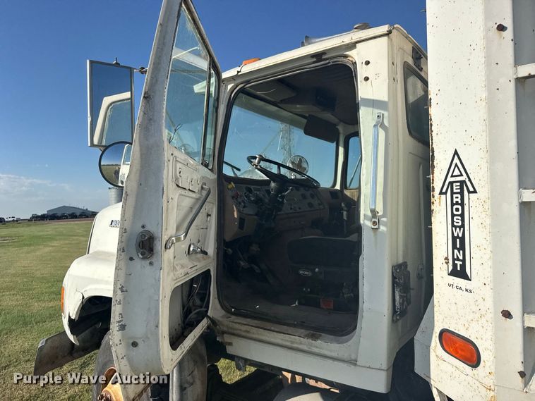 image for item DY3261 1995 Ford LTS9000 grain truck