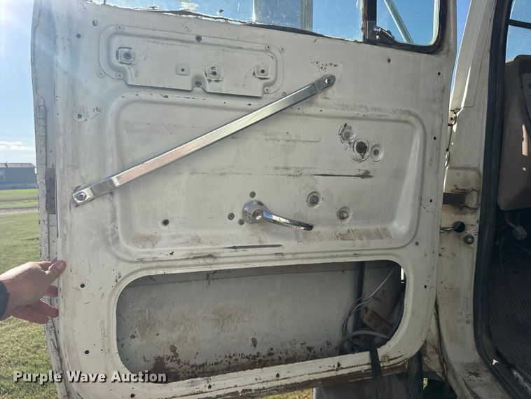 image for item DY3261 1995 Ford LTS9000 grain truck