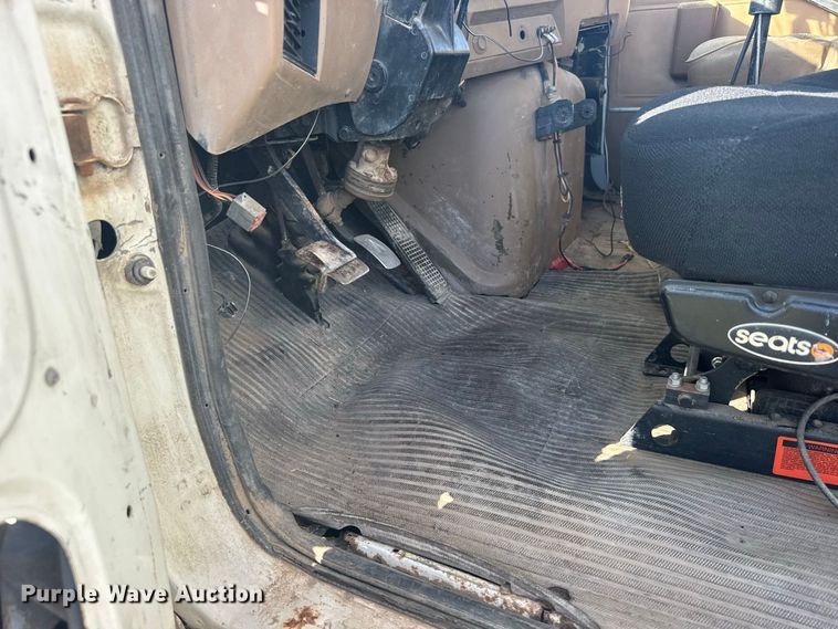 image for item DY3261 1995 Ford LTS9000 grain truck