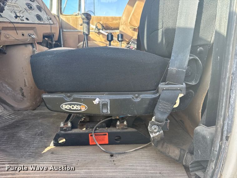 image for item DY3261 1995 Ford LTS9000 grain truck