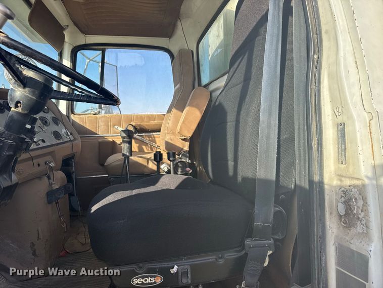image for item DY3261 1995 Ford LTS9000 grain truck