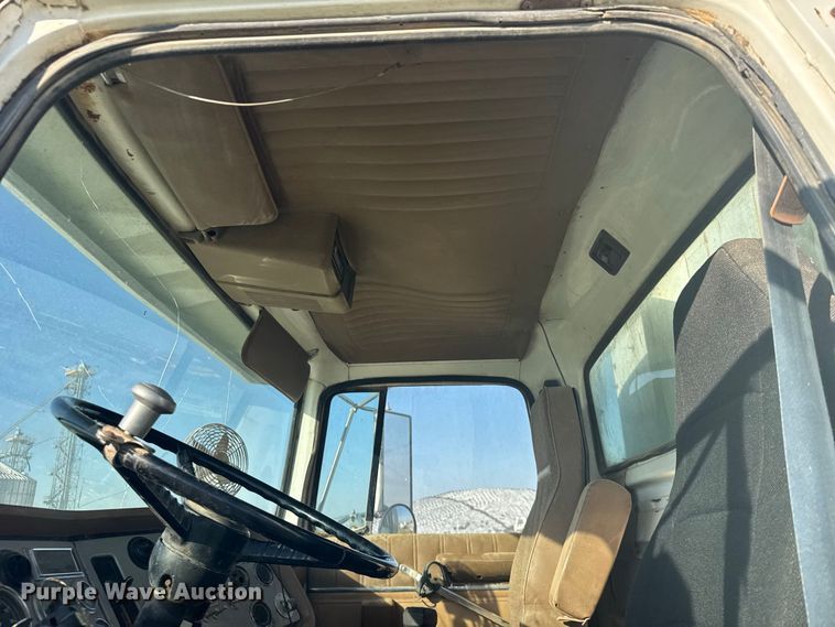 image for item DY3261 1995 Ford LTS9000 grain truck