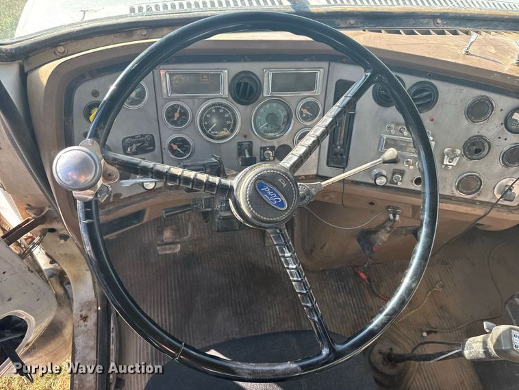 image for item DY3261 1995 Ford LTS9000 grain truck