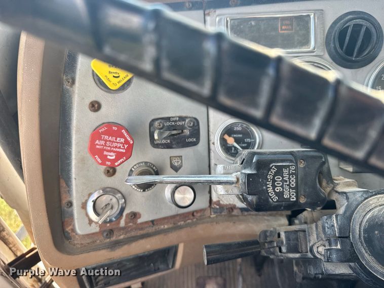 image for item DY3261 1995 Ford LTS9000 grain truck