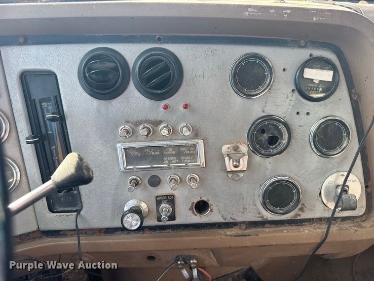 image for item DY3261 1995 Ford LTS9000 grain truck