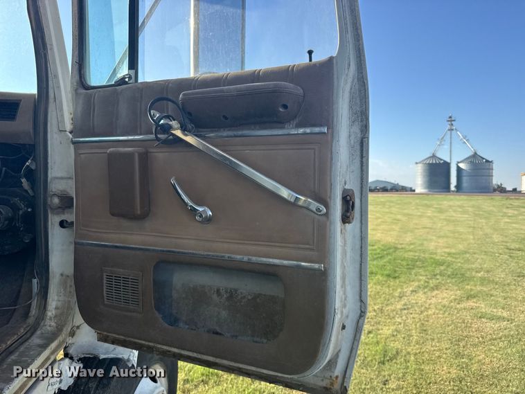 image for item DY3261 1995 Ford LTS9000 grain truck