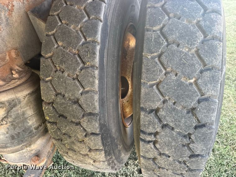 image for item DY3261 1995 Ford LTS9000 grain truck