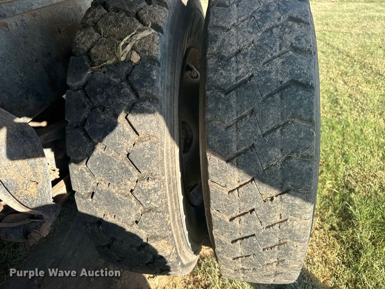 image for item DY3261 1995 Ford LTS9000 grain truck