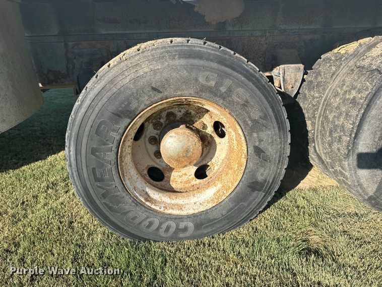image for item DY3261 1995 Ford LTS9000 grain truck