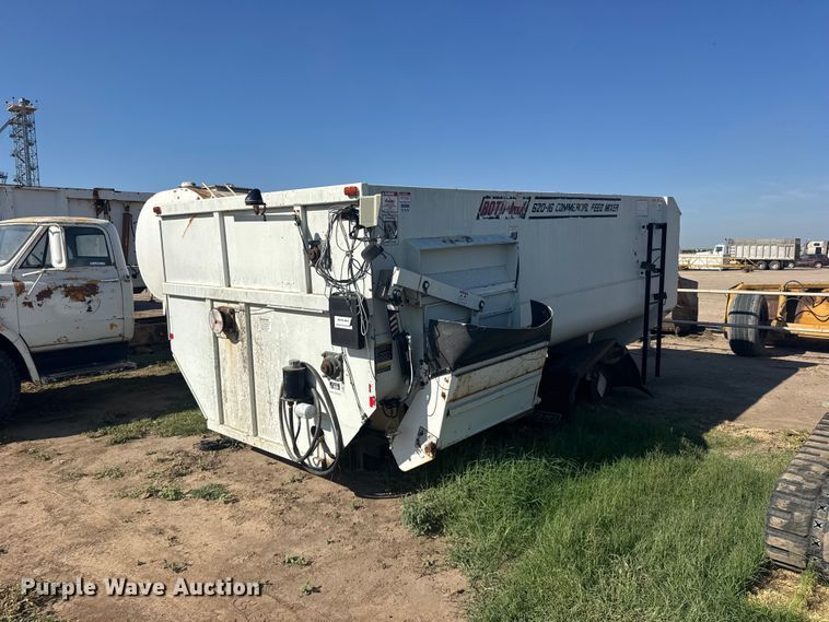 Roto-Mix 620-16 feed mixer bed