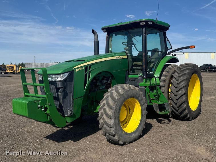2013 John Deere 8260R MFWD tractor