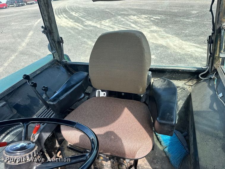 image for item DY3274 1988 John Deere 4450 tractor
