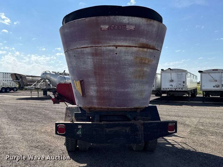 image for item DY3279 2007 Peterbilt 335 feed mixer truck