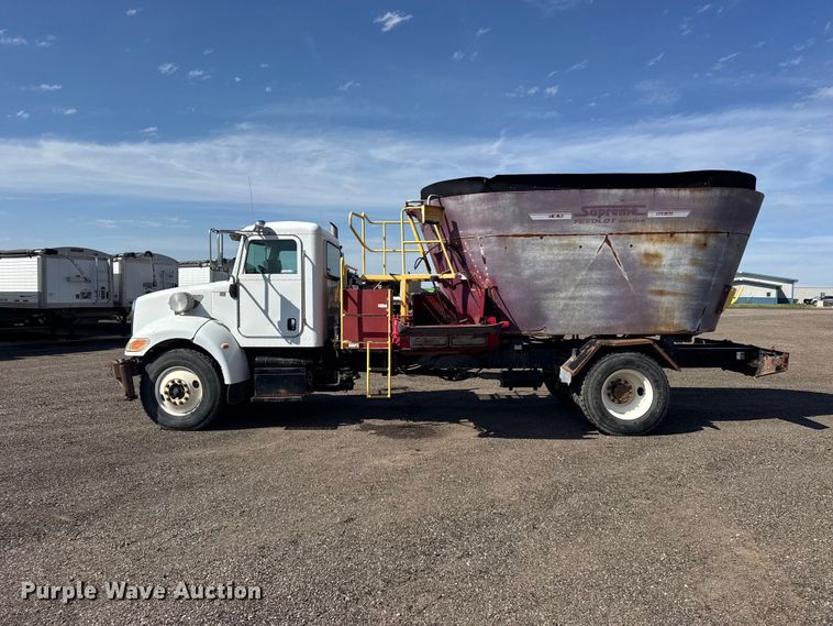 image for item DY3279 2007 Peterbilt 335 feed mixer truck