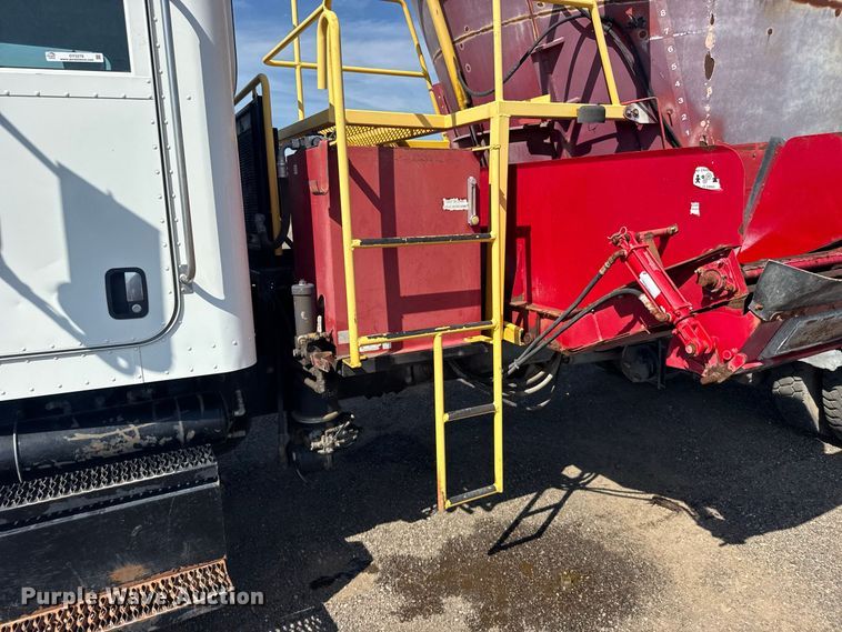 image for item DY3279 2007 Peterbilt 335 feed mixer truck