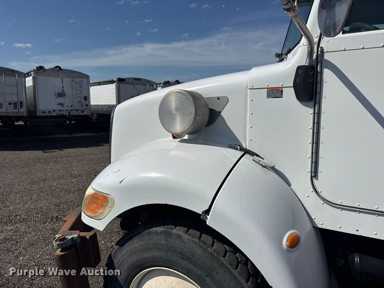 image for item DY3279 2007 Peterbilt 335 feed mixer truck