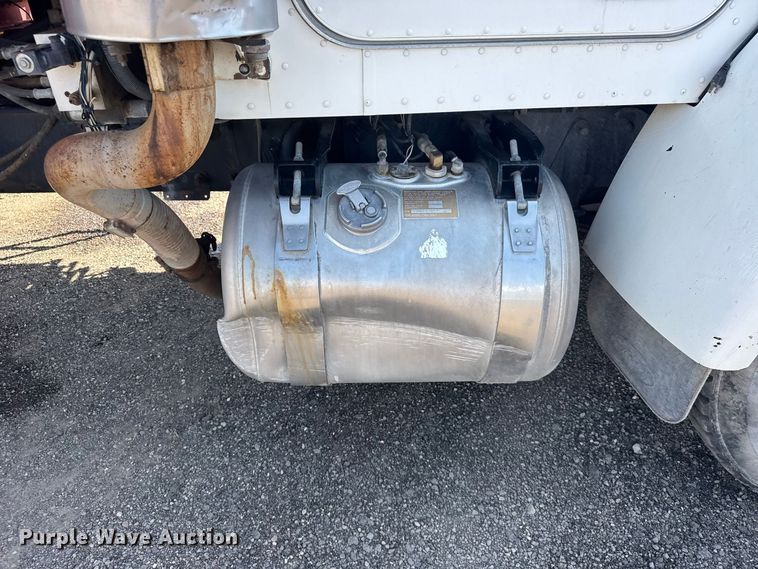 image for item DY3279 2007 Peterbilt 335 feed mixer truck