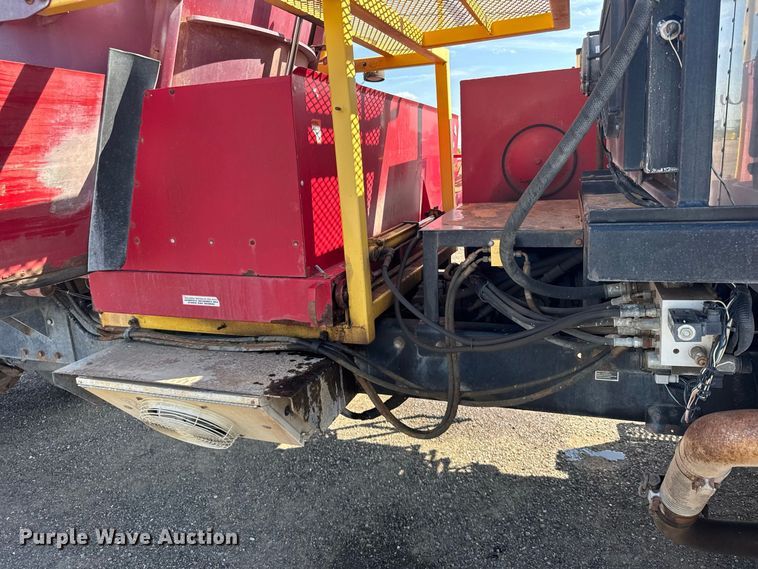 image for item DY3279 2007 Peterbilt 335 feed mixer truck