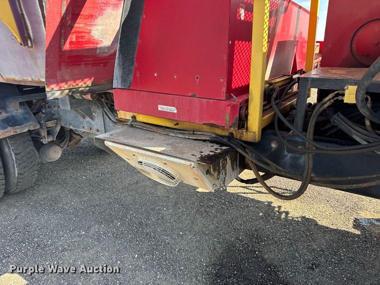 image for item DY3279 2007 Peterbilt 335 feed mixer truck