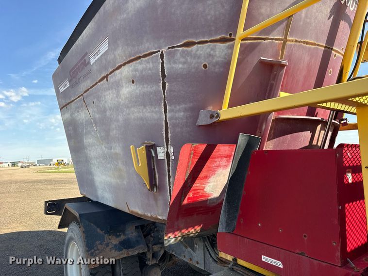image for item DY3279 2007 Peterbilt 335 feed mixer truck