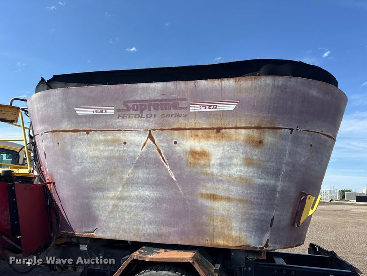 image for item DY3279 2007 Peterbilt 335 feed mixer truck
