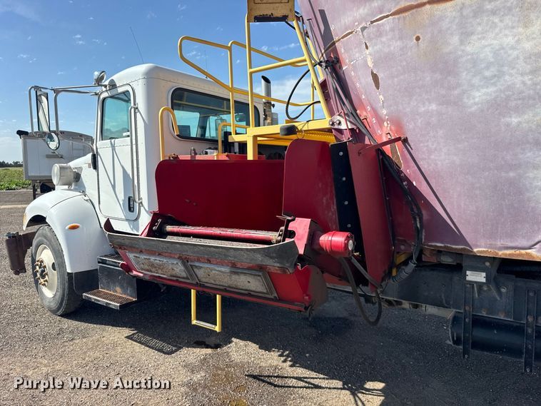 image for item DY3279 2007 Peterbilt 335 feed mixer truck