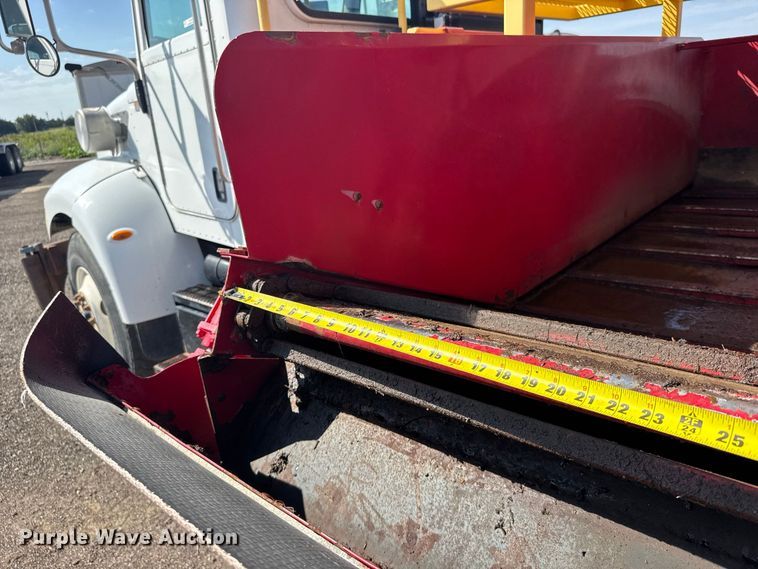 image for item DY3279 2007 Peterbilt 335 feed mixer truck