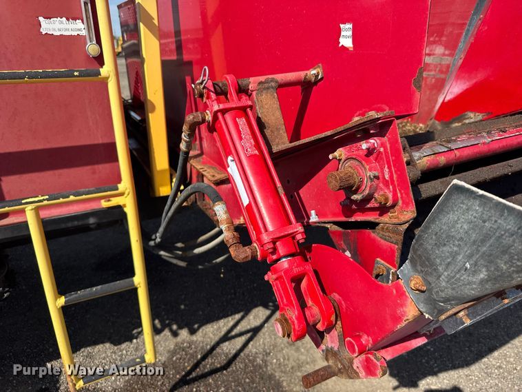image for item DY3279 2007 Peterbilt 335 feed mixer truck