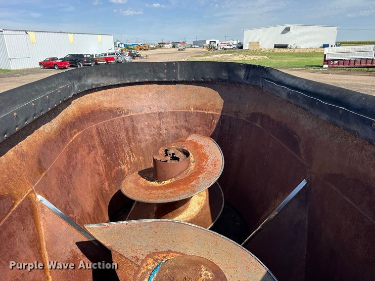 image for item DY3279 2007 Peterbilt 335 feed mixer truck