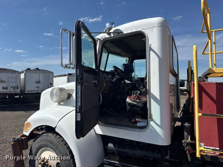image for item DY3279 2007 Peterbilt 335 feed mixer truck