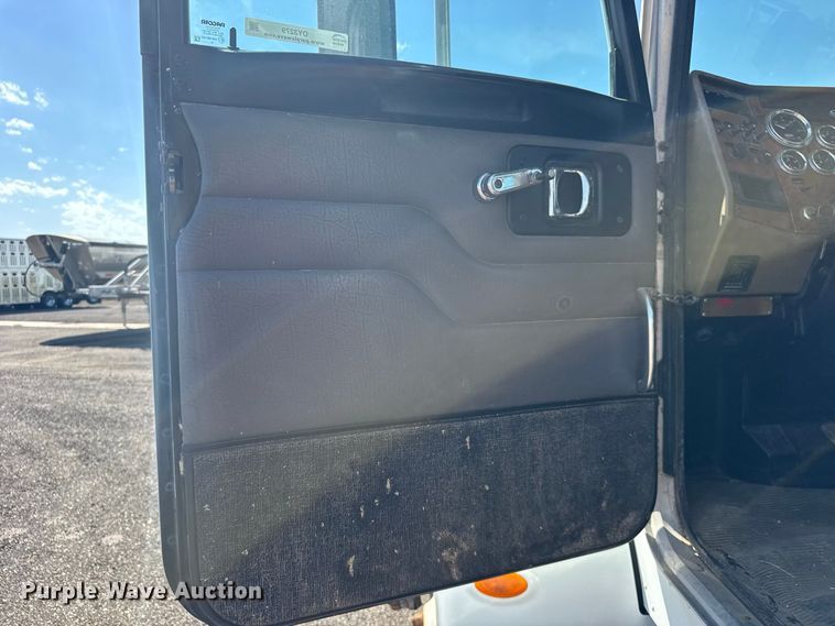 image for item DY3279 2007 Peterbilt 335 feed mixer truck