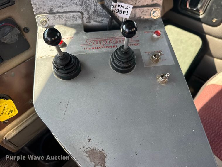 image for item DY3279 2007 Peterbilt 335 feed mixer truck