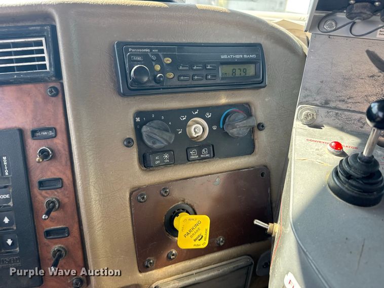 image for item DY3279 2007 Peterbilt 335 feed mixer truck