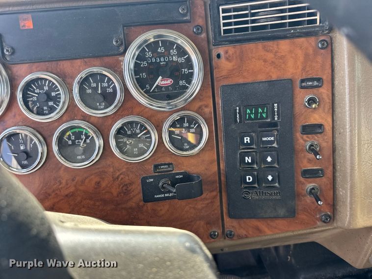 image for item DY3279 2007 Peterbilt 335 feed mixer truck