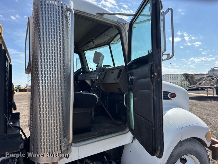 image for item DY3279 2007 Peterbilt 335 feed mixer truck