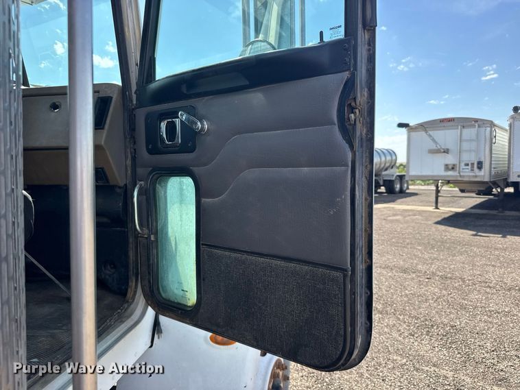 image for item DY3279 2007 Peterbilt 335 feed mixer truck