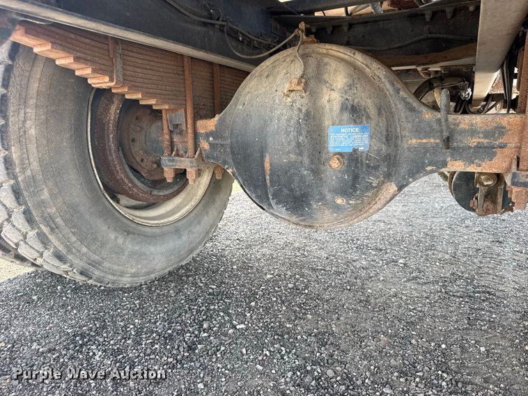 image for item DY3279 2007 Peterbilt 335 feed mixer truck
