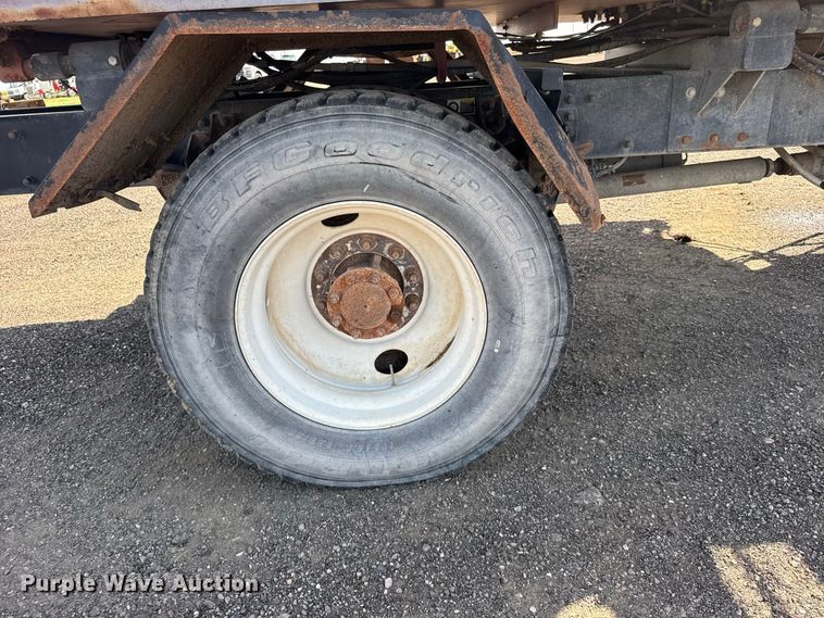 image for item DY3279 2007 Peterbilt 335 feed mixer truck