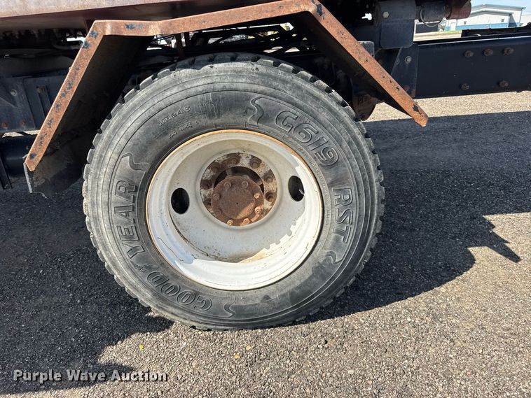 image for item DY3279 2007 Peterbilt 335 feed mixer truck