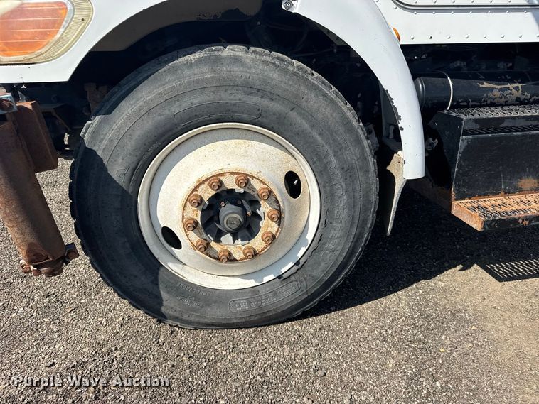 image for item DY3279 2007 Peterbilt 335 feed mixer truck