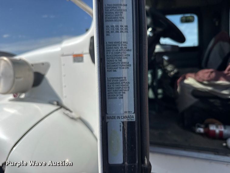 image for item DY3279 2007 Peterbilt 335 feed mixer truck